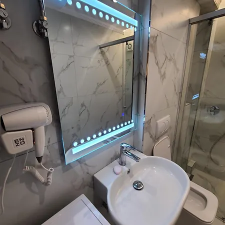 شقة Whispering Dawn Apartment, Accommodates 4, Next To Center, With Ac And Wifi *