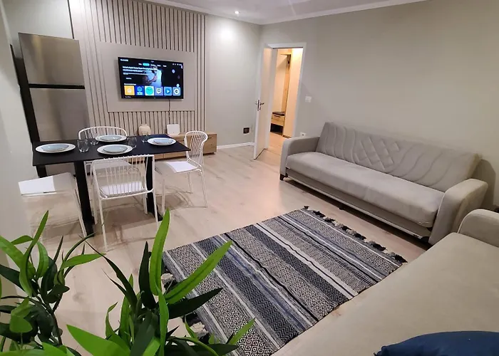 Whispering Dawn Apartment, Accommodates 4, Next To Center, With Ac And Wifi *