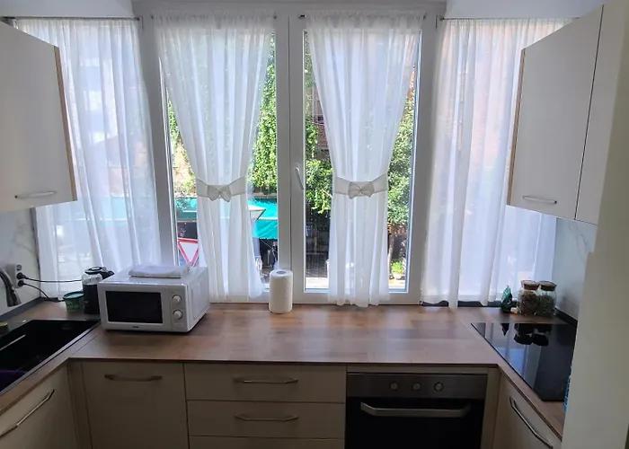 Whispering Dawn Apartment, Accommodates 4, Next To Center, With Ac And Wifi アパート