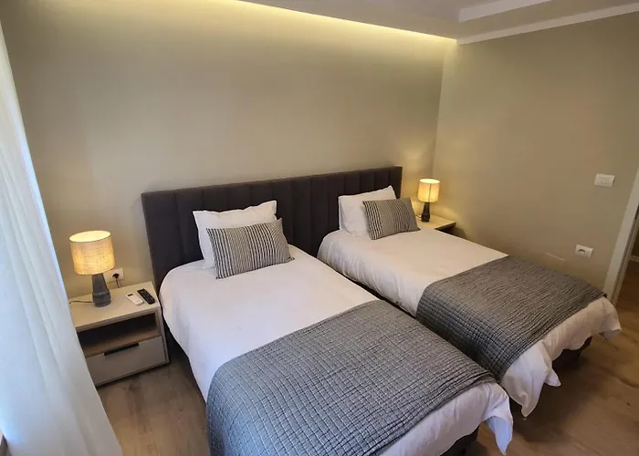 Whispering Dawn Apartment, Accommodates 4, Next To Center, With Ac And Wifi アパート