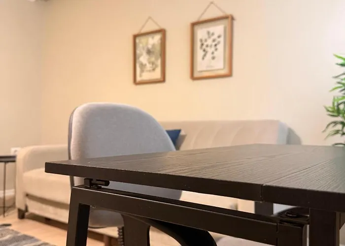 アパート Whispering Dawn Apartment, Accommodates 4, Next To Center, With Ac And Wifi ティラナ