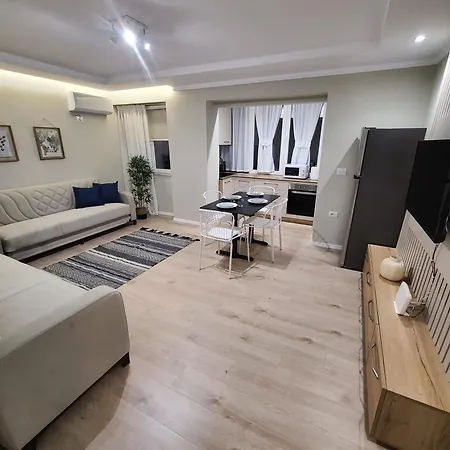 Whispering Dawn Apartment, Accommodates 4, Next To Center, With Ac And Wifi Apartamento Tirana