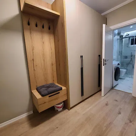 アパート Tesa Apartment, Accommodates 4, Next To Center, With Ac And Wifi ティラナ