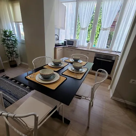 Tesa Apartment, Accommodates 4, Next To Center, With Ac And Wifi アパート *