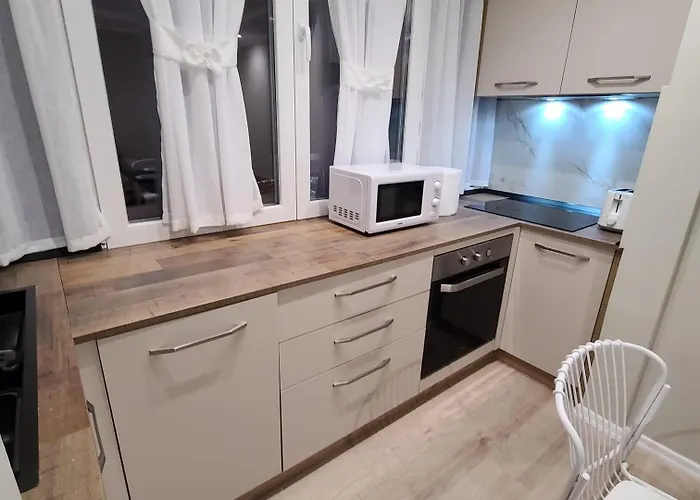 Whispering Dawn Apartment, Accommodates 4, Next To Center, With Ac And Wifi *