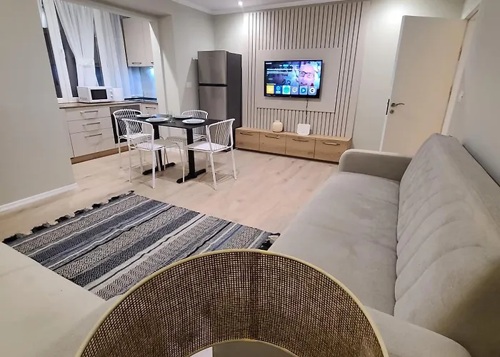 Whispering Dawn Apartment, Accommodates 4, Next To Center, With Ac And Wifi